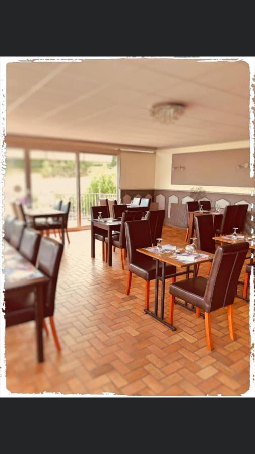 Hotel Le Bretagne Et Restaurant Le Papillon Gorron Exteriér fotografie
