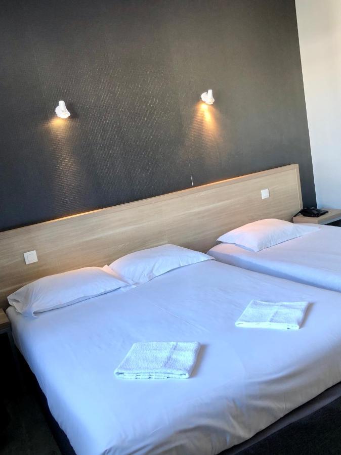Hotel Le Bretagne Et Restaurant Le Papillon Gorron Exteriér fotografie